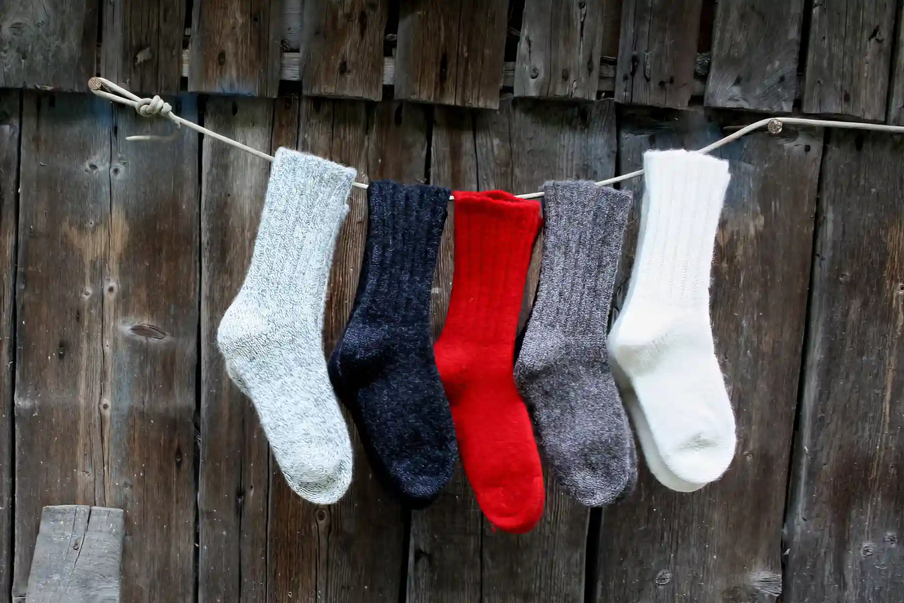 Wollsocken aus Schurwolle an einer Wäscheleine