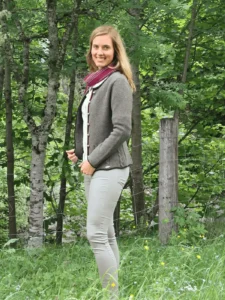 Strickjacke LILIE in Grau/Beere – Ansicht 3