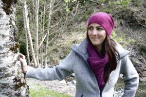 Frau mit Long Beanie Willy in Beere und Schal im Wald